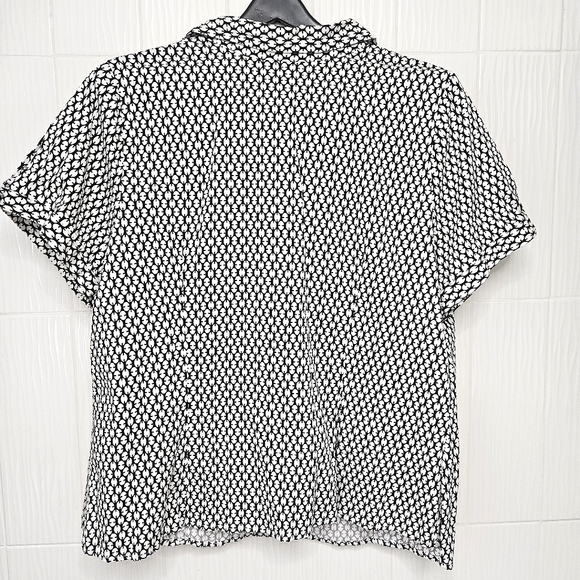 Avenue Black & White Top With Cute Keyhole &  Button Accent Short Sleeves 18 20 - Picture 2 of 7